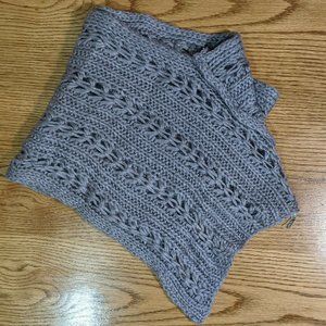 BKE the Buckle Chunky Knit Triangle Infinity Scarf Grey Gray Cozy Winter Warm